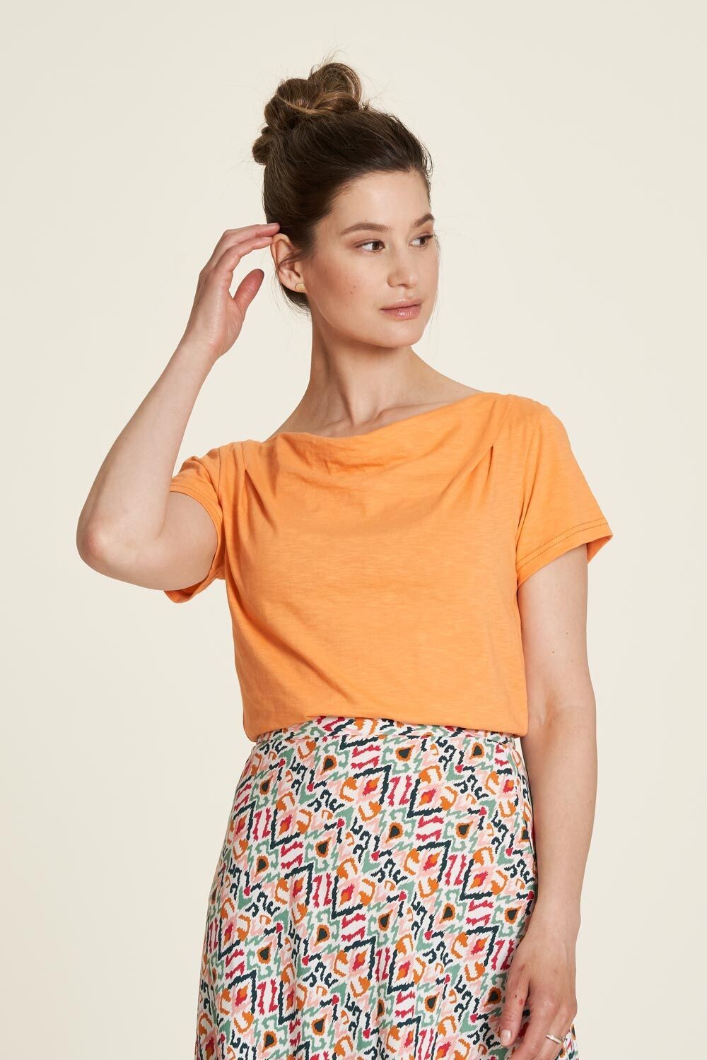 T-Shirt mit Wasserfallausschnitt