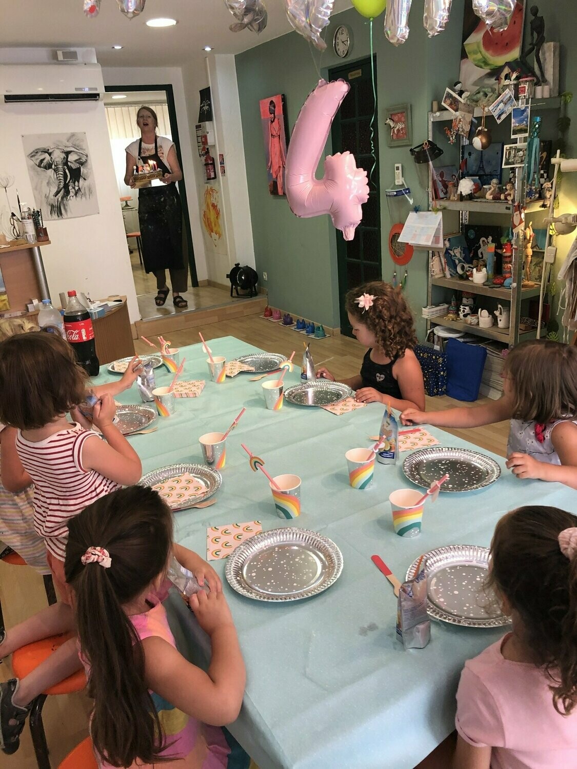 Anniversaire aux Bonobeaux / Gâteaux et boissons fournis. Anniversaire aux Bonobeaux / Gâteaux et boissons fournis.