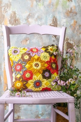 Modelo Cozy flower patchwork cushion