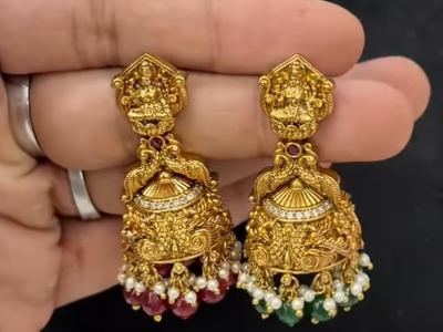 Jhumkaas
