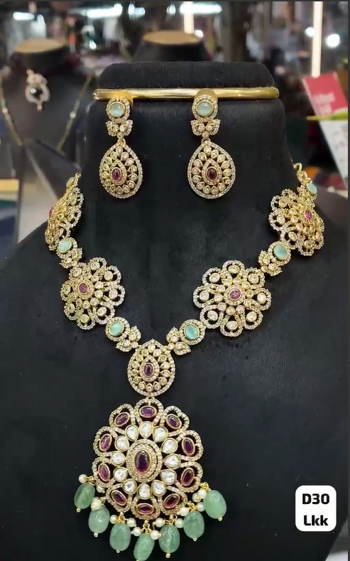 Gold replica neck set