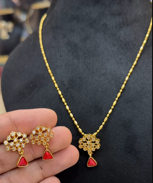 Chain with detachable locket set