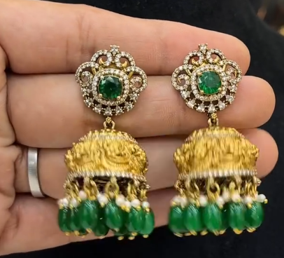 Jhumkaas