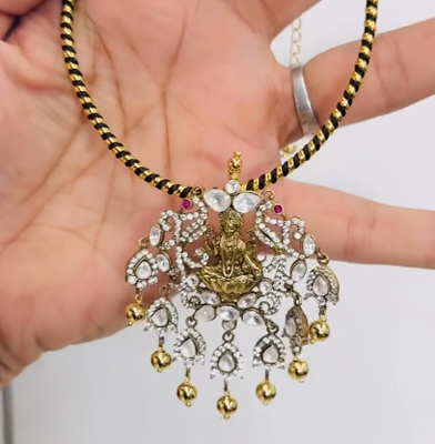 Flexible hasli with gold replica set