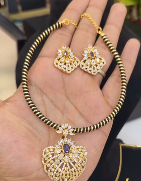 Flexible hasli with detachable locket