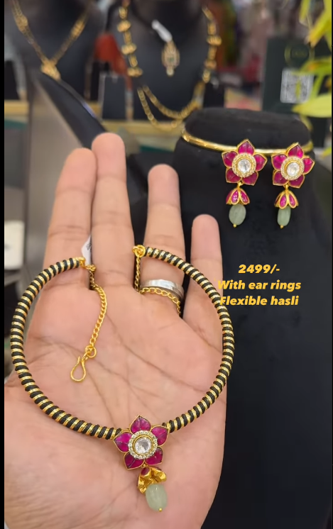 Flexible hasli with earrings
