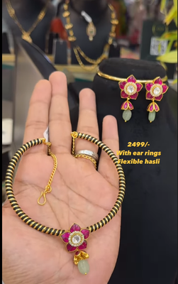 Flexible hasli with earrings