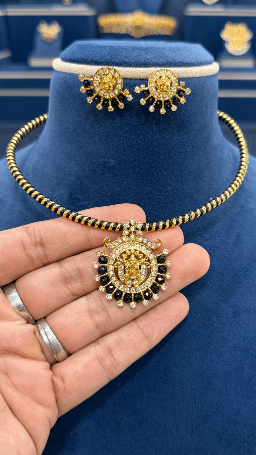 Simple Neckset with Black Hasli Simple Neckset with Black Hasli