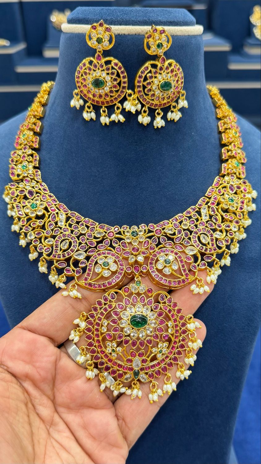 Nakshi Kemp Necklace And Long Haar