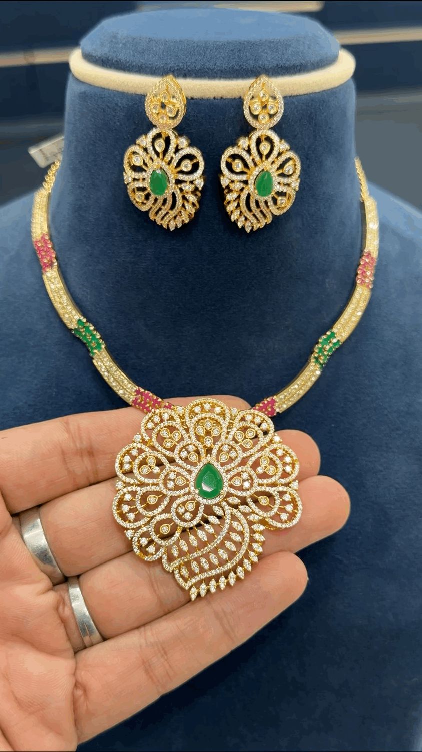 Simple Neckset with Detachable Lockect Set