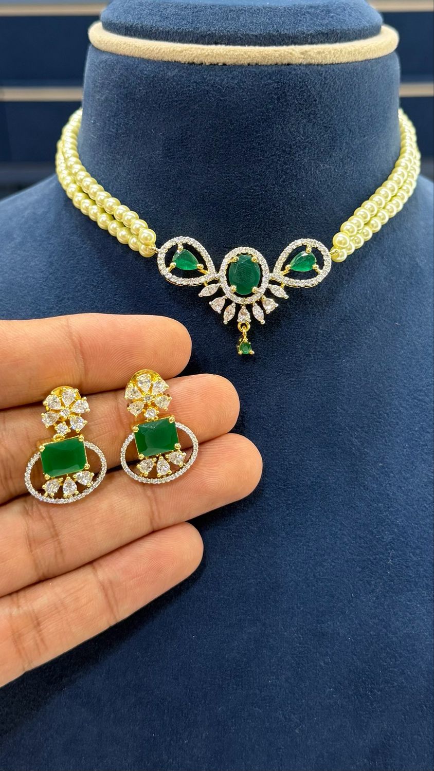 Pearls Set With Gj Locket Set