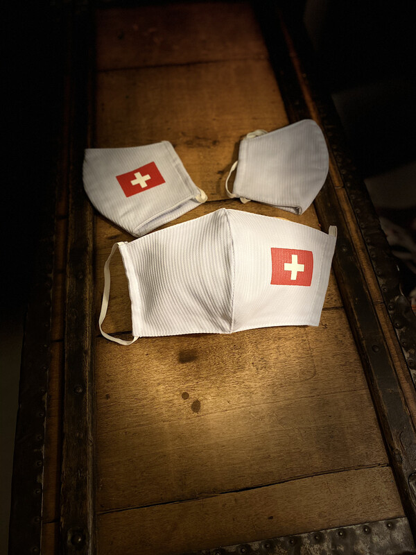 Masque Rayé Avec Drapeau Suisse