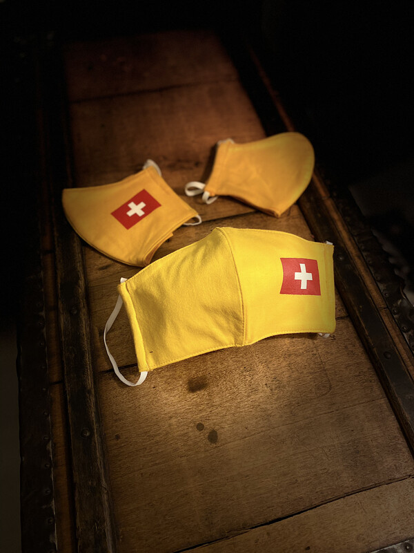 Masque Jaune Avec Drapeau Suisse