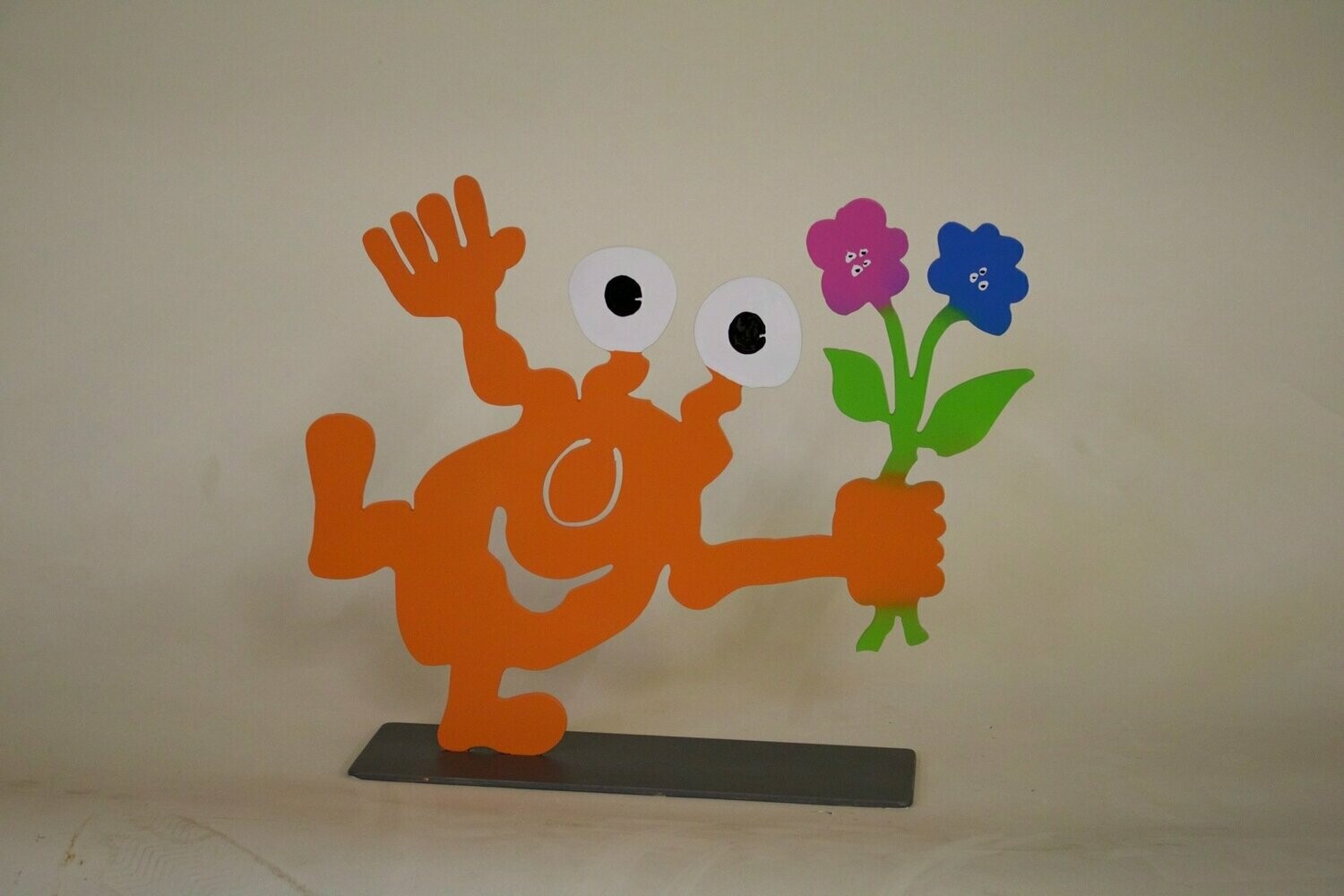 Patrick Preller - Monster TOGO mit Blume auf einem Bein