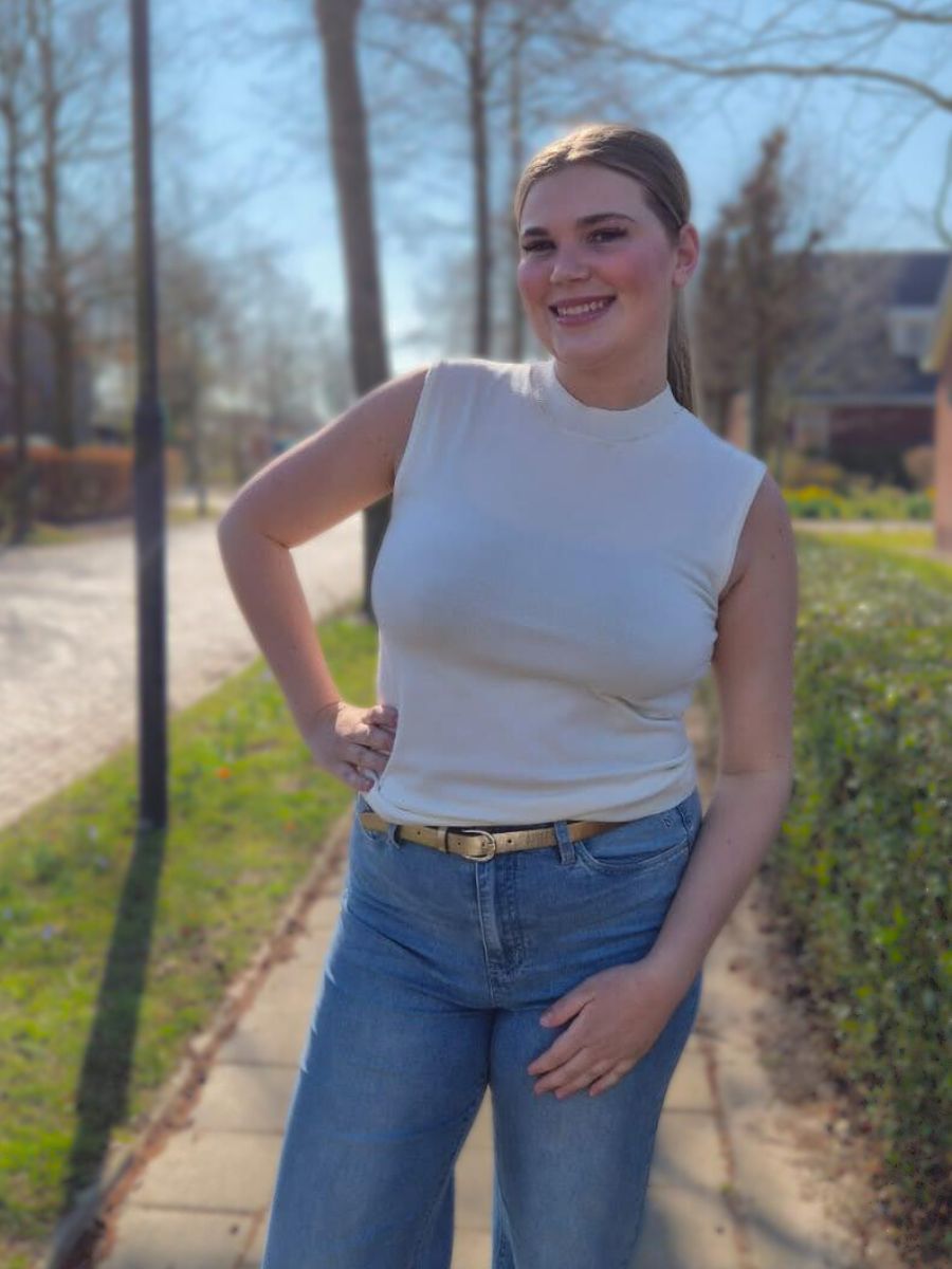 2L717 FIJNBREI MOUWLOZE TOP OFFWHITE | ROOTZ69 PRIVATE LABEL