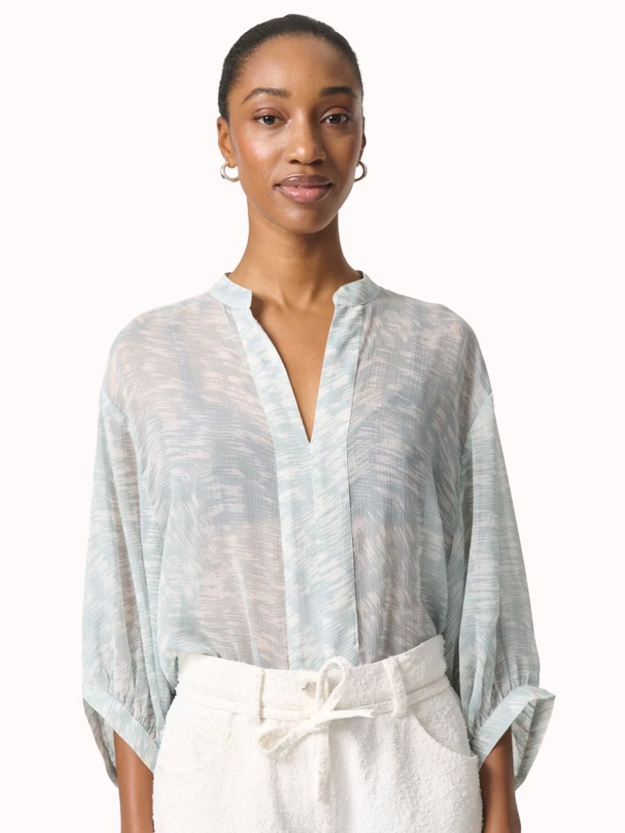 Marta blouse Silver Blue Stroke Print | Soaked in Luxury Marta blouse Silver Blue Stroke Print | Soaked in Luxury