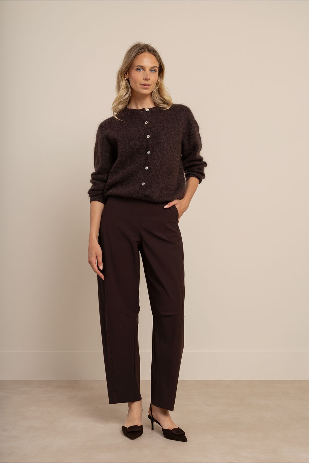 Marlise barrel trousers espresso | Studio Anneloes Marlise barrel trousers espresso | Studio Anneloes