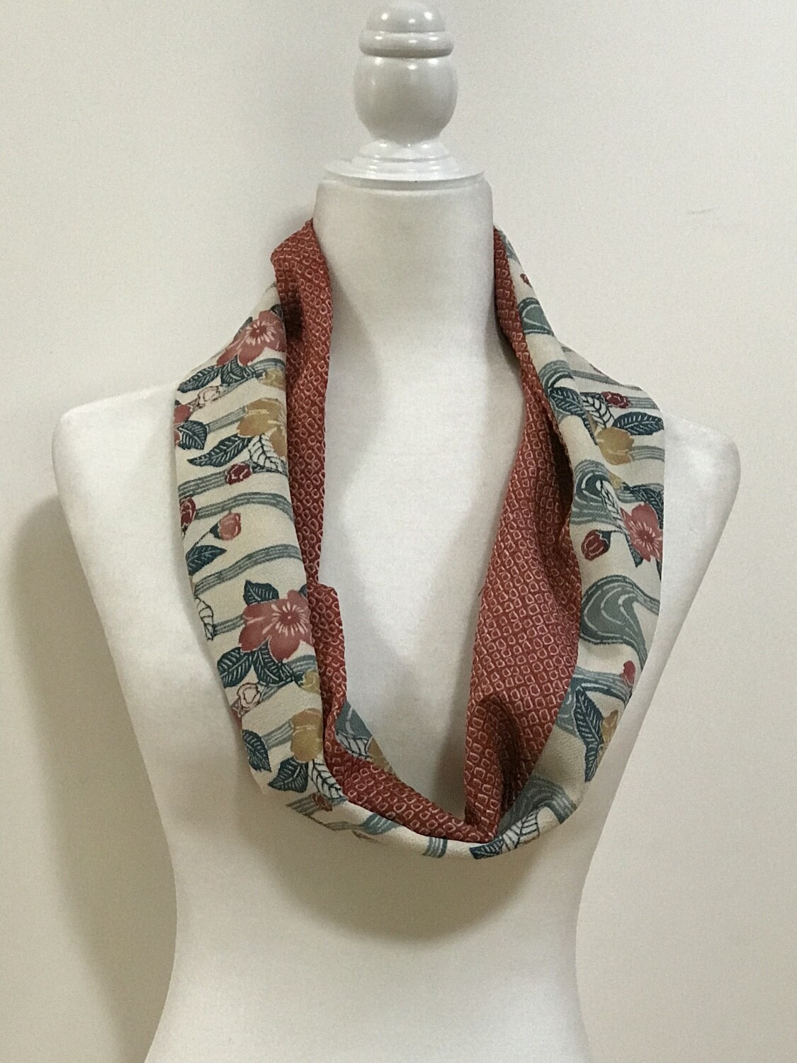 Single infinity scarf
8.5 x 38.5in