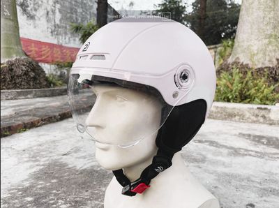 Stay safe, comfortable, and stylish on your rides with this sleek unisex bicycle helmet