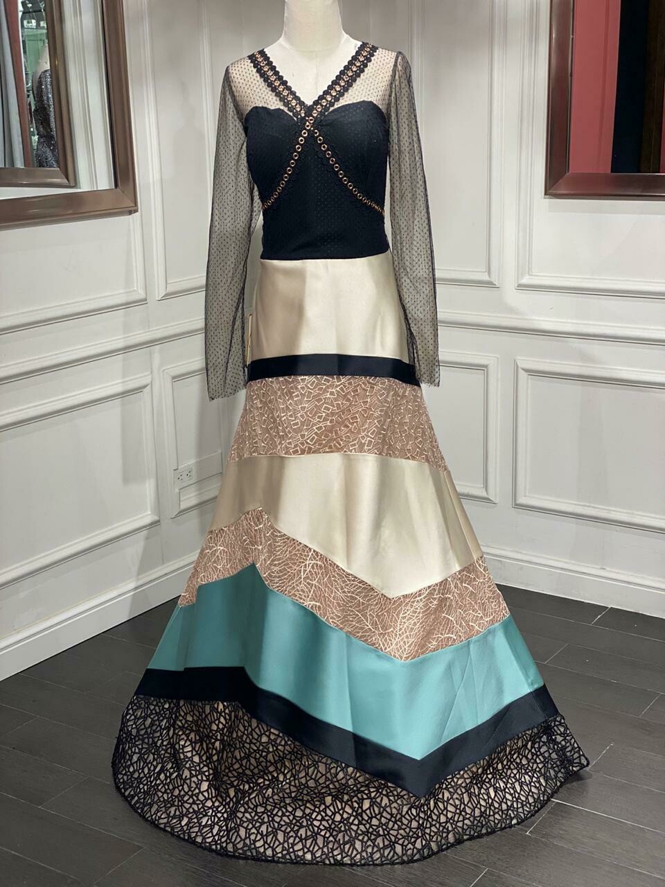 Mona - Vestido Largo Talla M En descuento del 60% Corte A Color Negro con falda multicolor