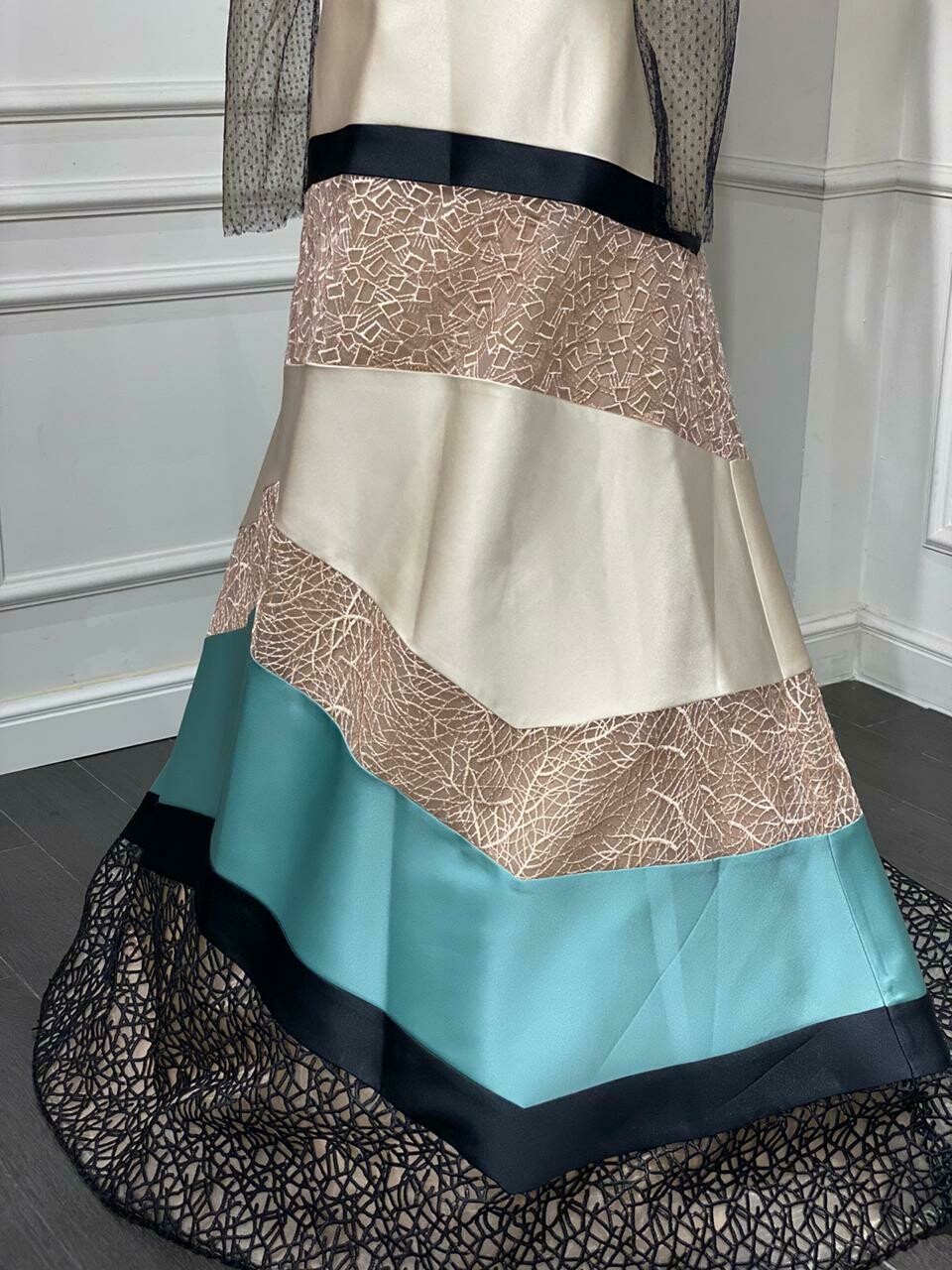 Mona - Vestido Largo Talla M En descuento del 60% Corte A Color Negro con falda multicolor