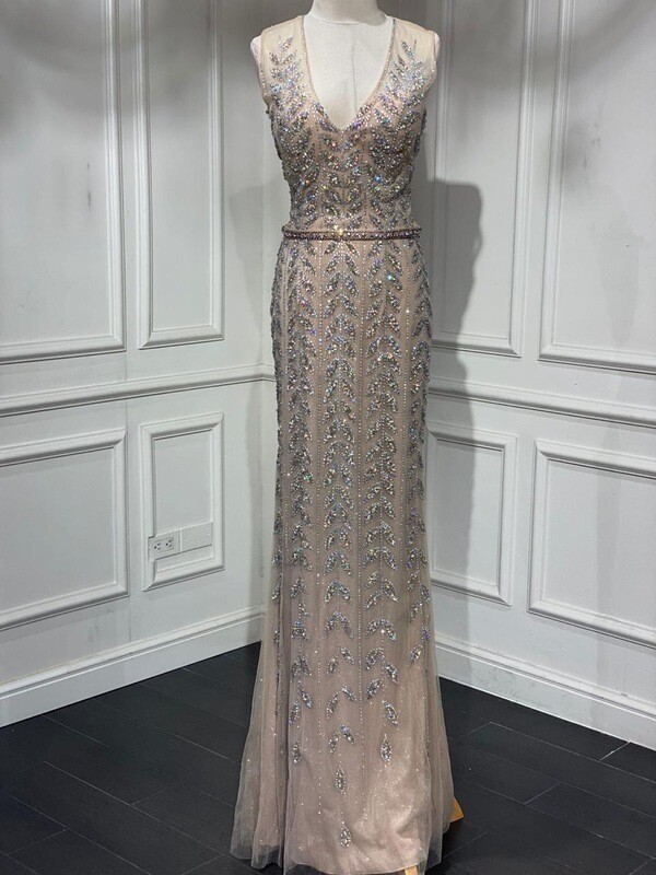 Vestido largo corte recto, color beige. Talla XS