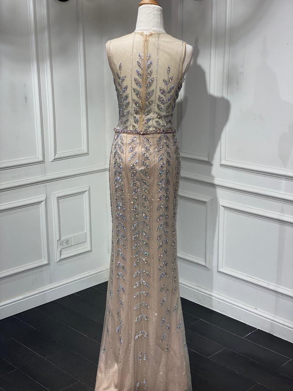 Vestido largo corte recto, color beige. Talla XS