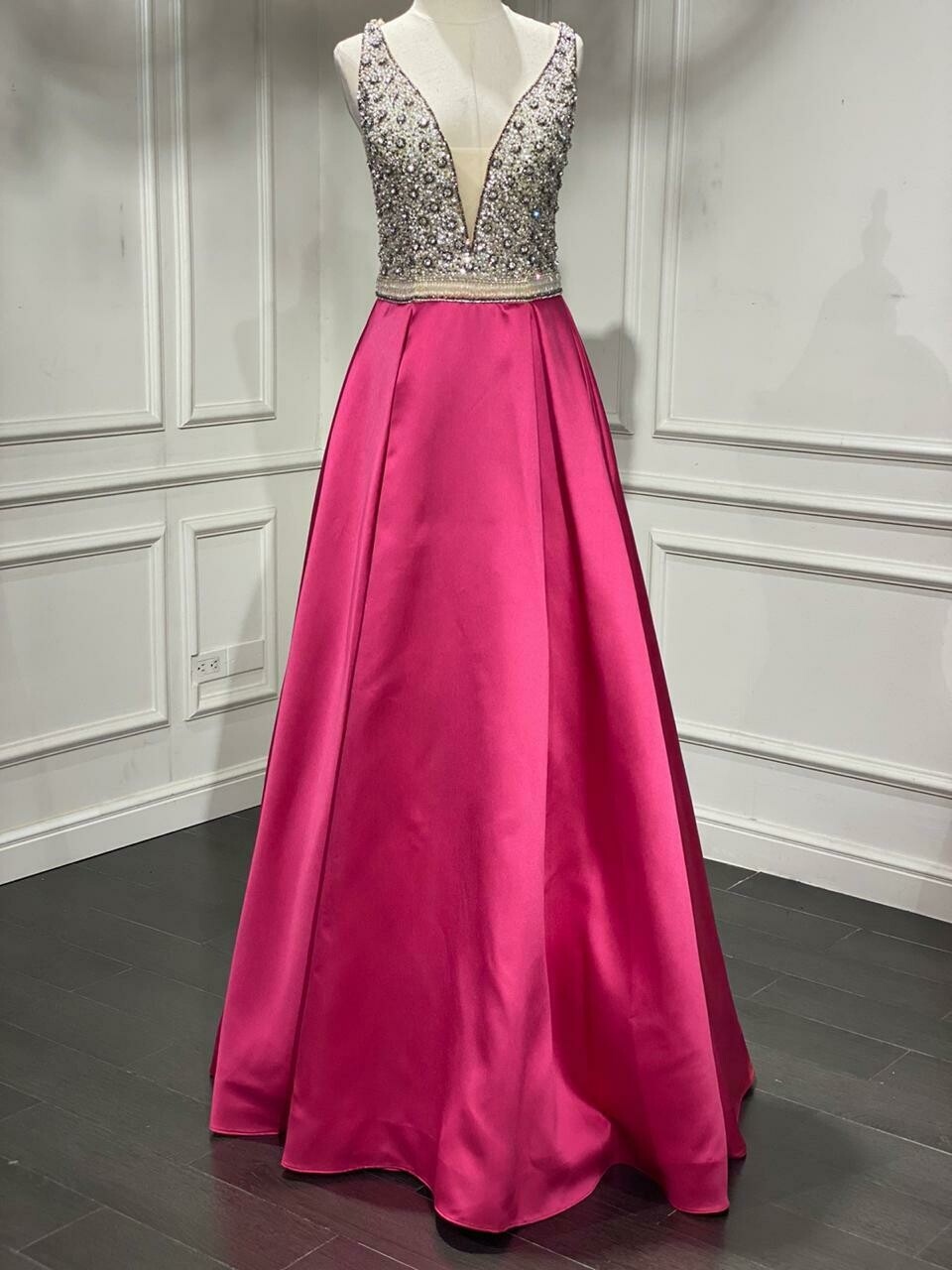 Vestido	Largo	de	color	Fucsia	en	Talla:	(  S  )