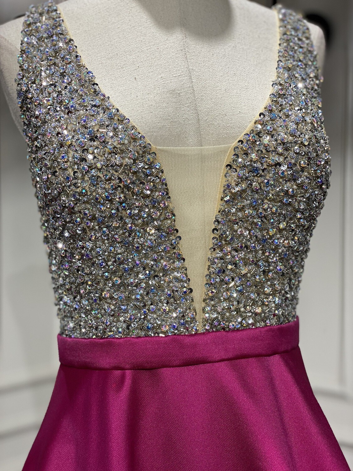 Vestido largo corte A, color fucsia. Talla XS
