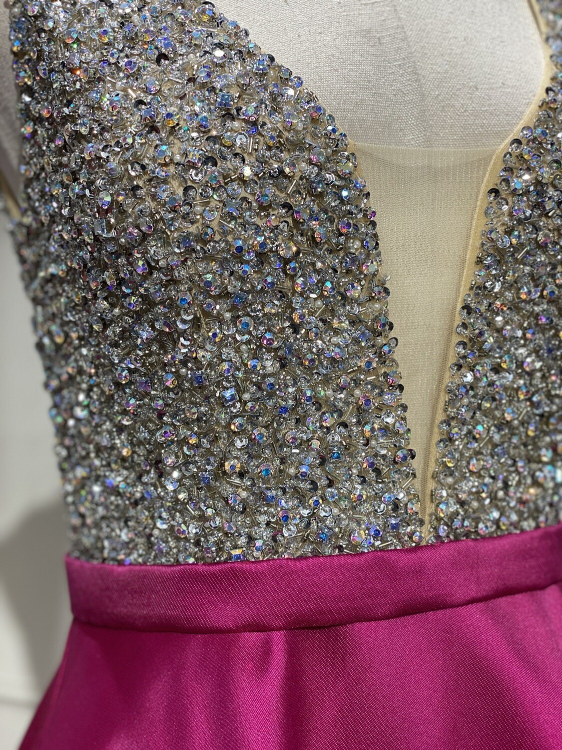 Vestido largo corte A, color fucsia. Talla XS