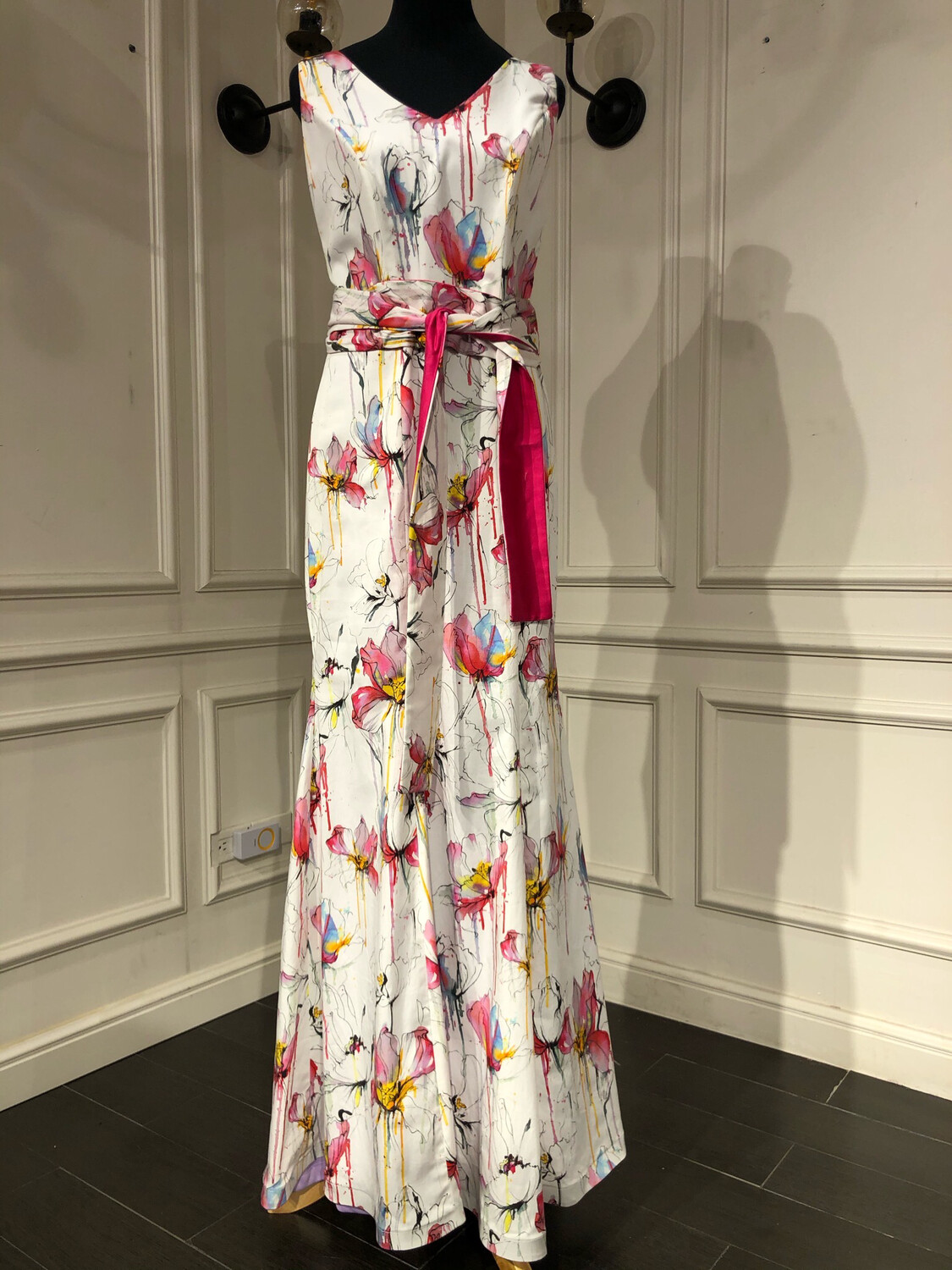 SALE1 - Vestido Largo Corte Recto Color Blanco print fucsia
