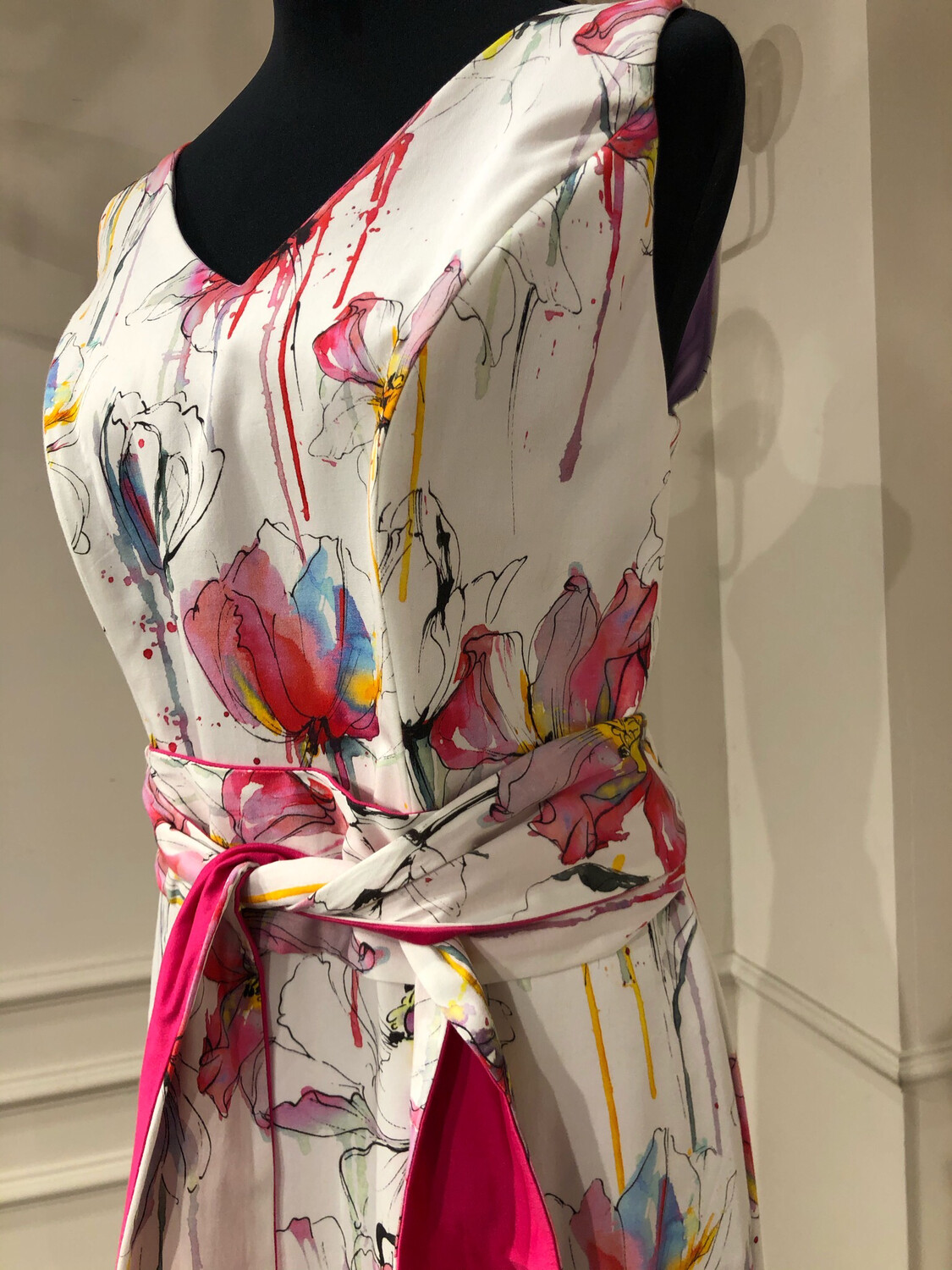 SALE1 - Vestido Largo Corte Recto Color Blanco print fucsia
