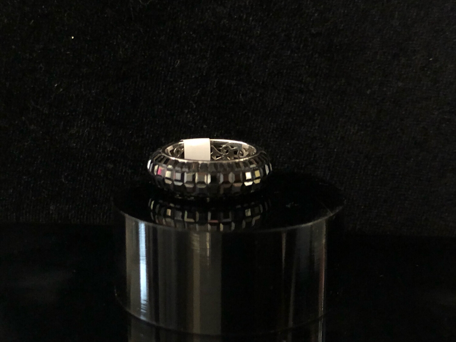 ANILLO DE PEDRERIA NEGRA CON FONDO PLATEADO