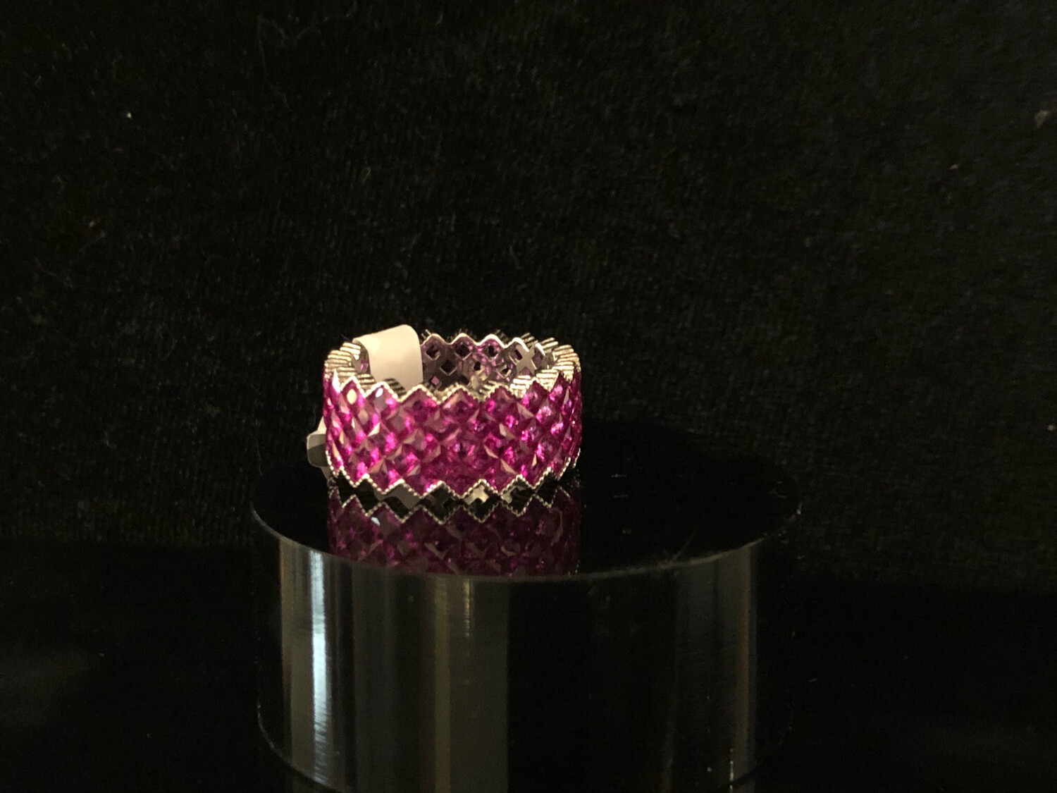 ANILLO DE PEDRERIA FUCSIA DENTADA CON FONDO PLATEADO