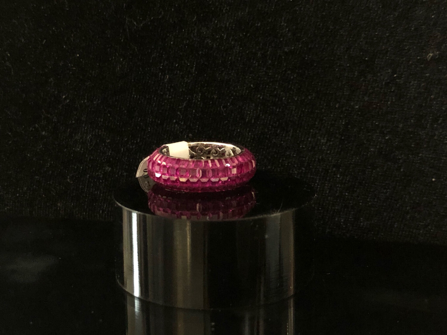 ANILLO DE PEDRERIA FUCSIA CON FONDO PLATEADO