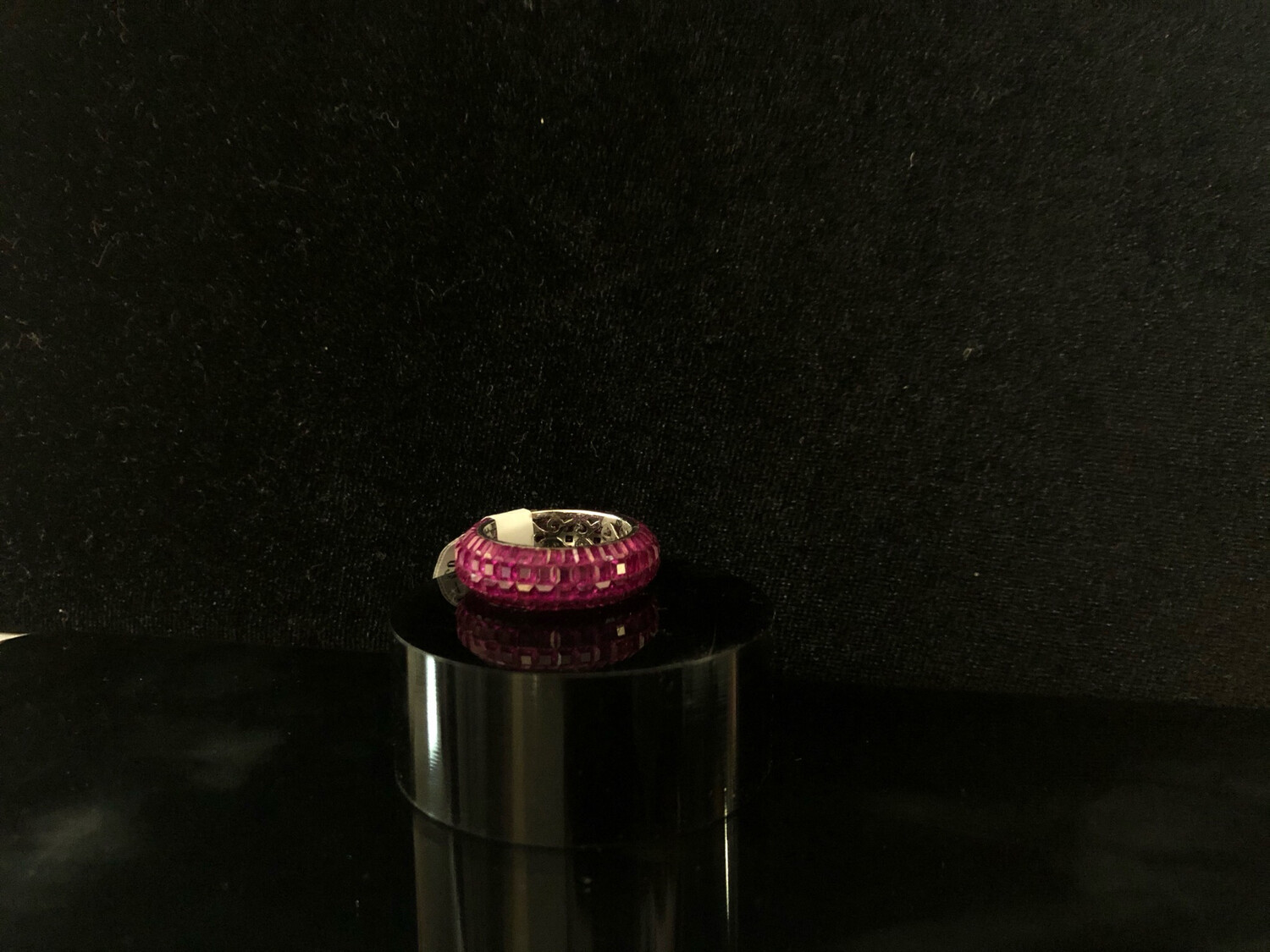 ANILLO DE PEDRERIA FUCSIA CON FONDO PLATEADO