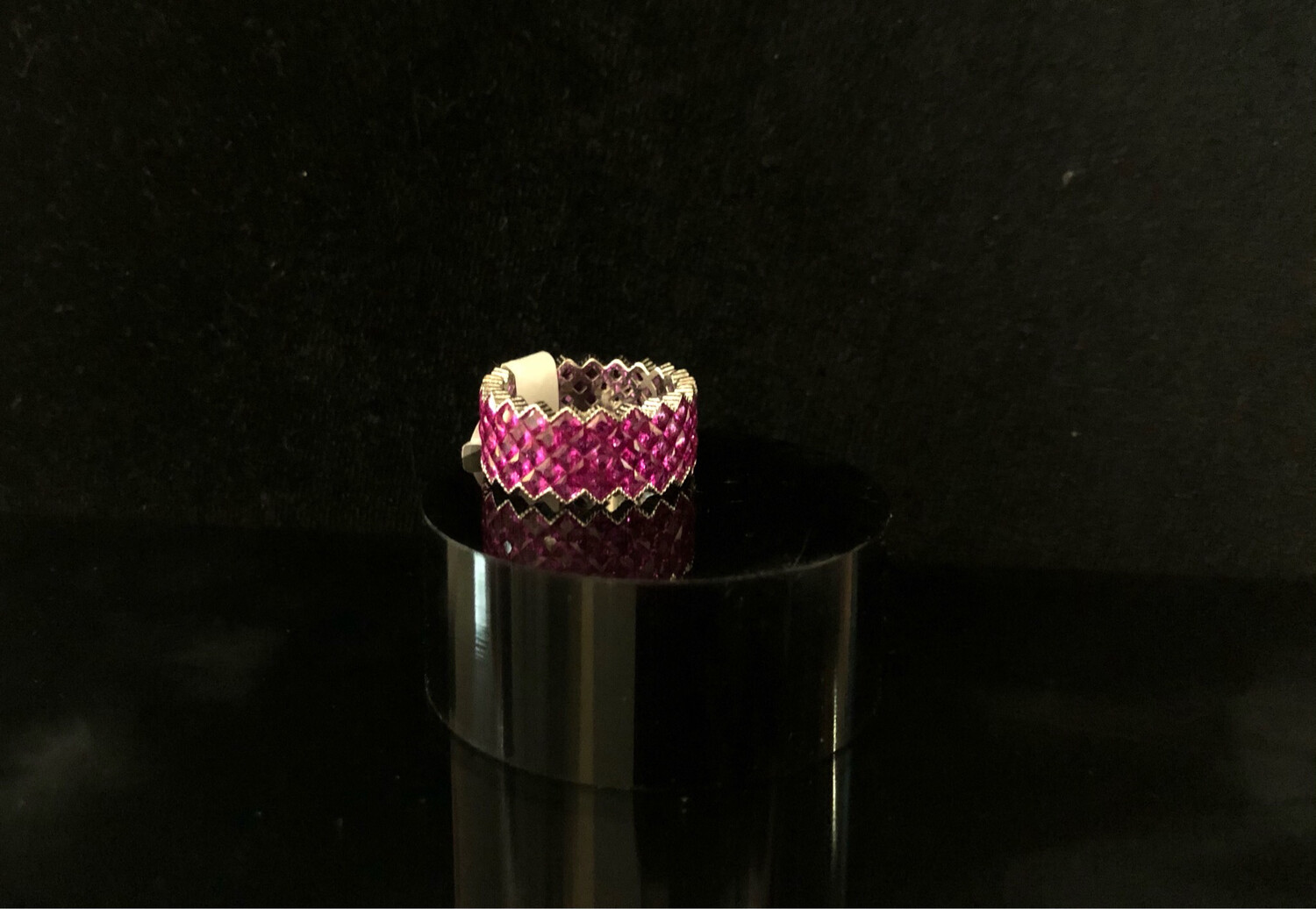 ANILLO DE PEDRERIA FUCSIA DENTADA CON FONDO PLATEADO