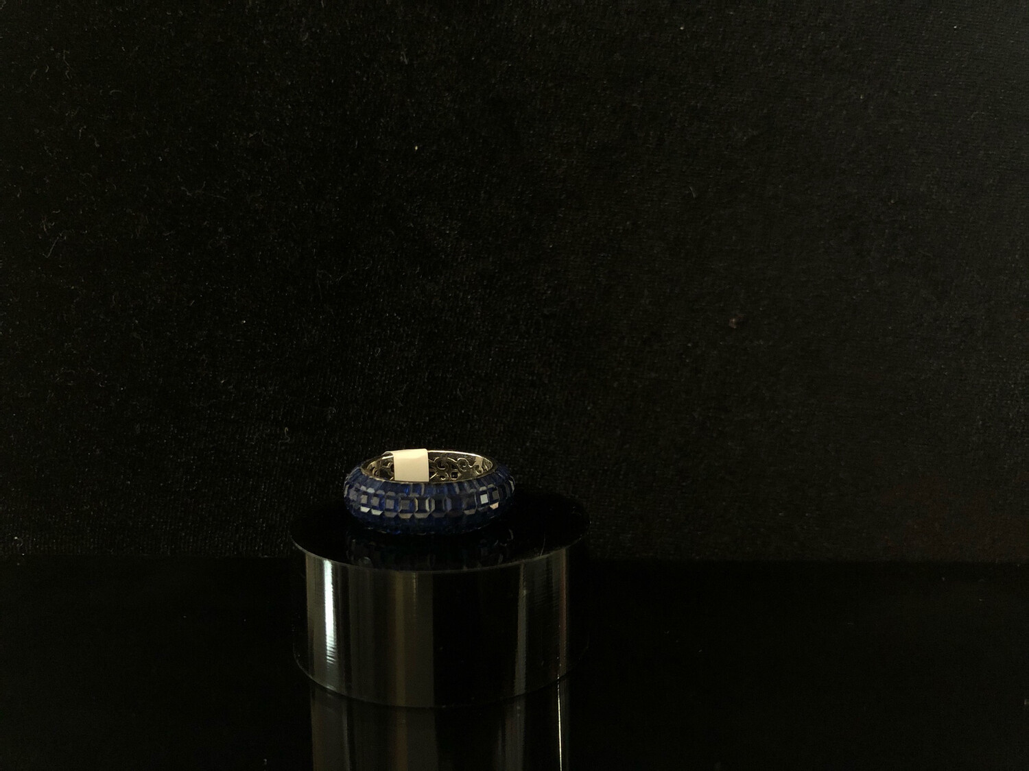 ANILLO DE PEDRERIA AZUL NAVY - FONDO PLATEADO