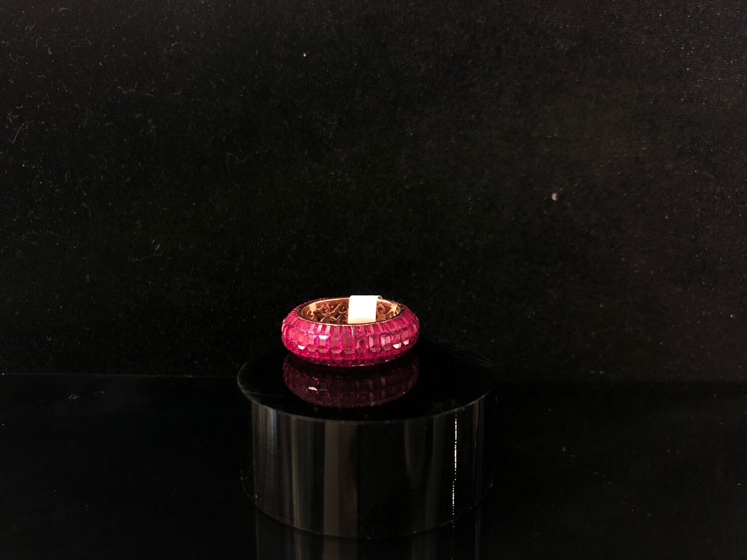 ANILLO DE PEDRERIA FUCSIA CON FONDO DORADO
