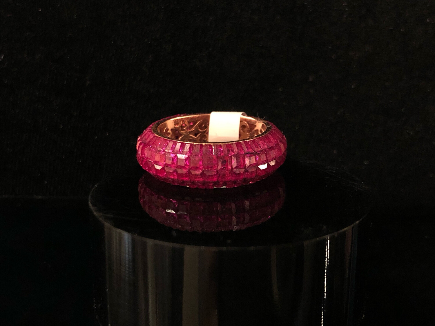 ANILLO DE PEDRERIA FUCSIA CON FONDO DORADO