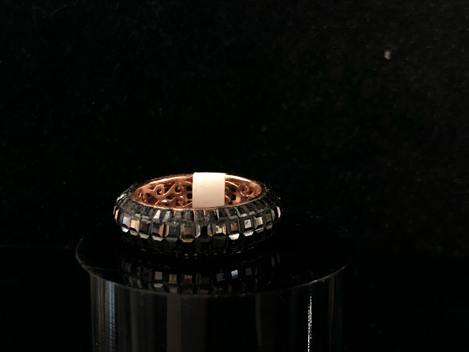 ANILLO DE PEDRERIA NEGRA CON FONDO DORADO