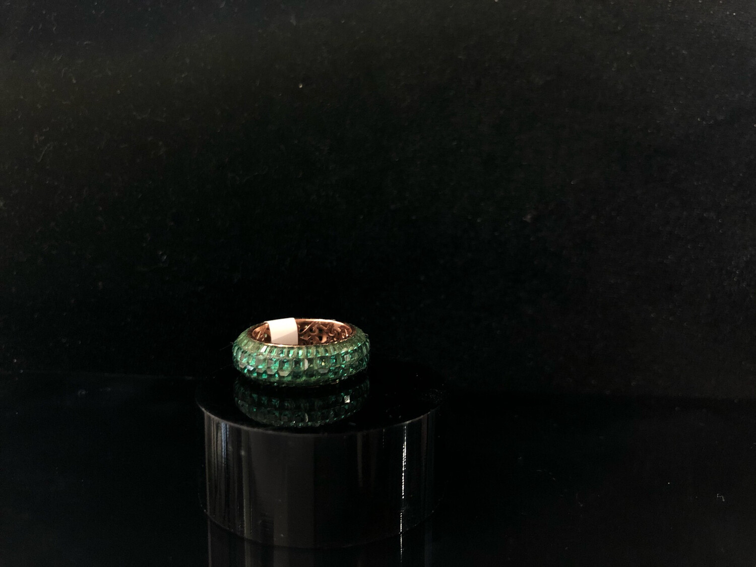 ANILLO DE PEDRERIA VERDE CON FONDO DORADO