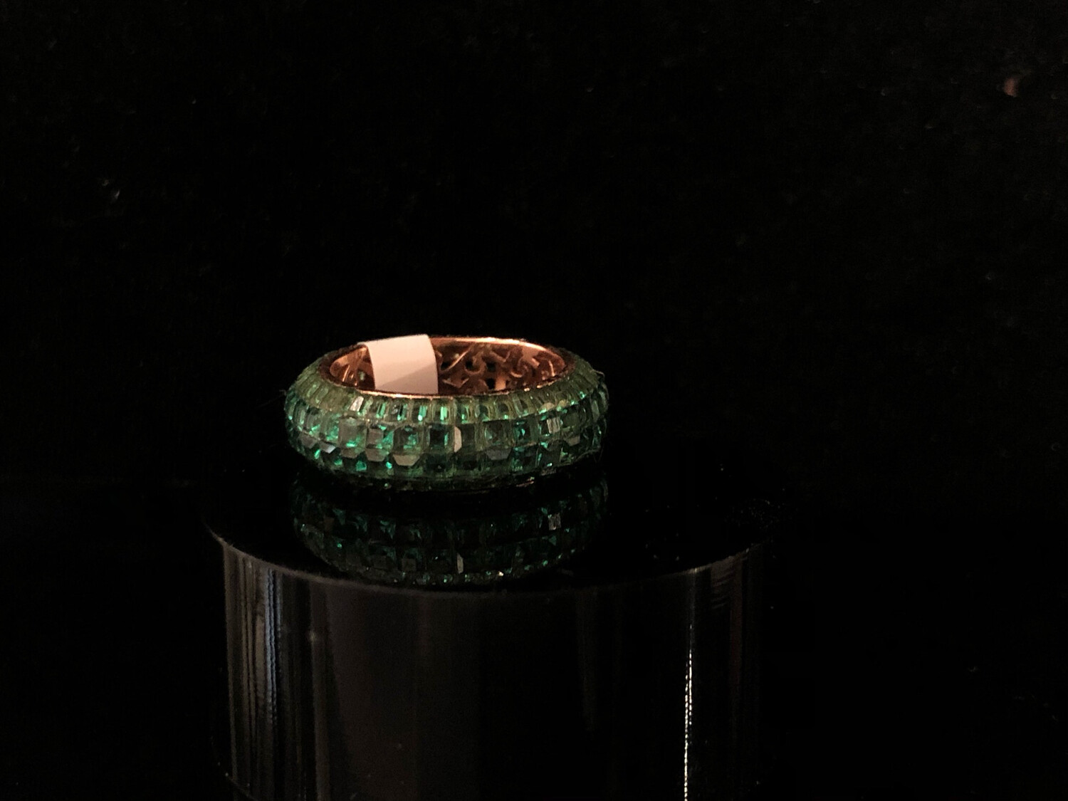 ANILLO DE PEDRERIA VERDE CON FONDO DORADO