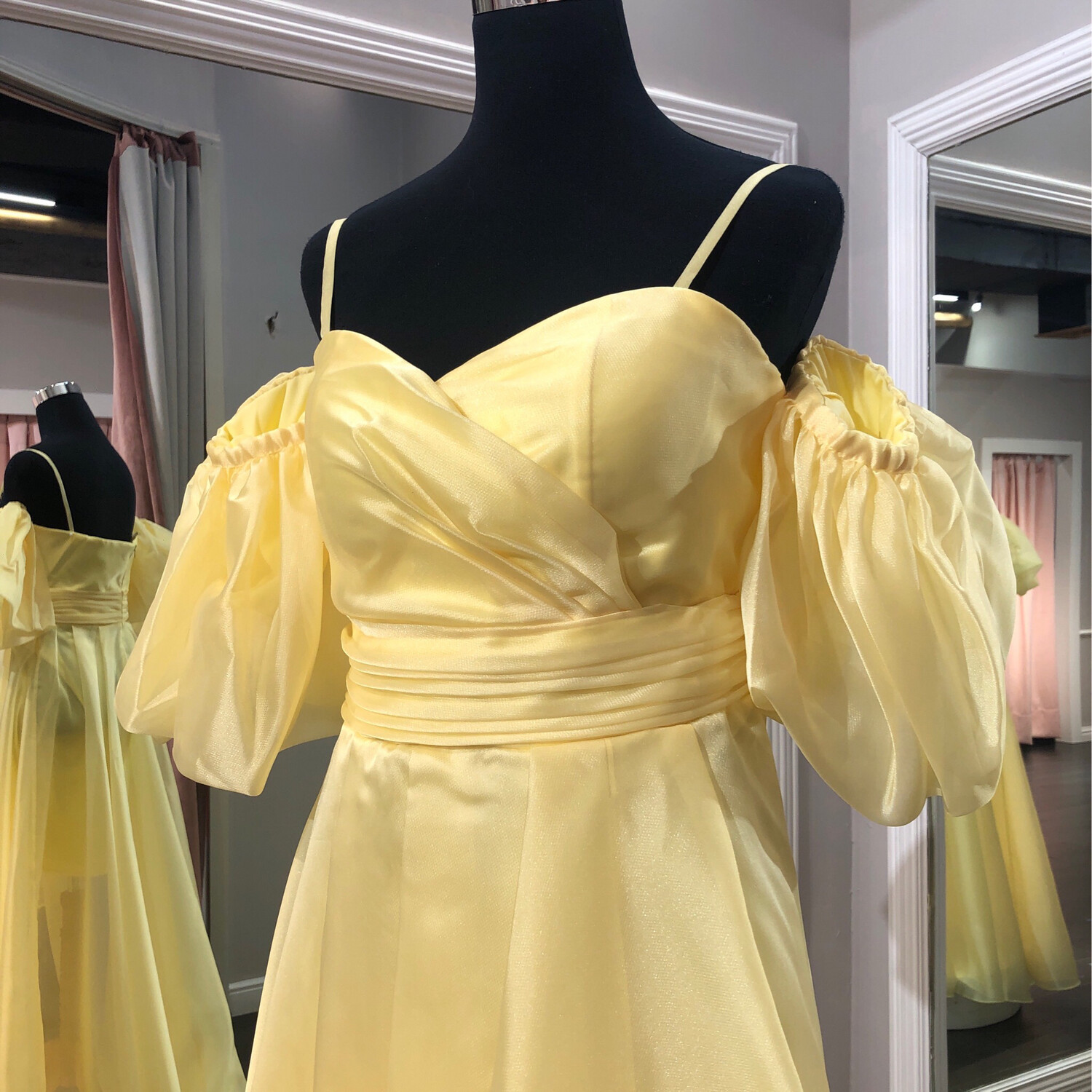 Vestido corto largo color amarillo talla 42 Vestido corto largo color amarillo talla 42