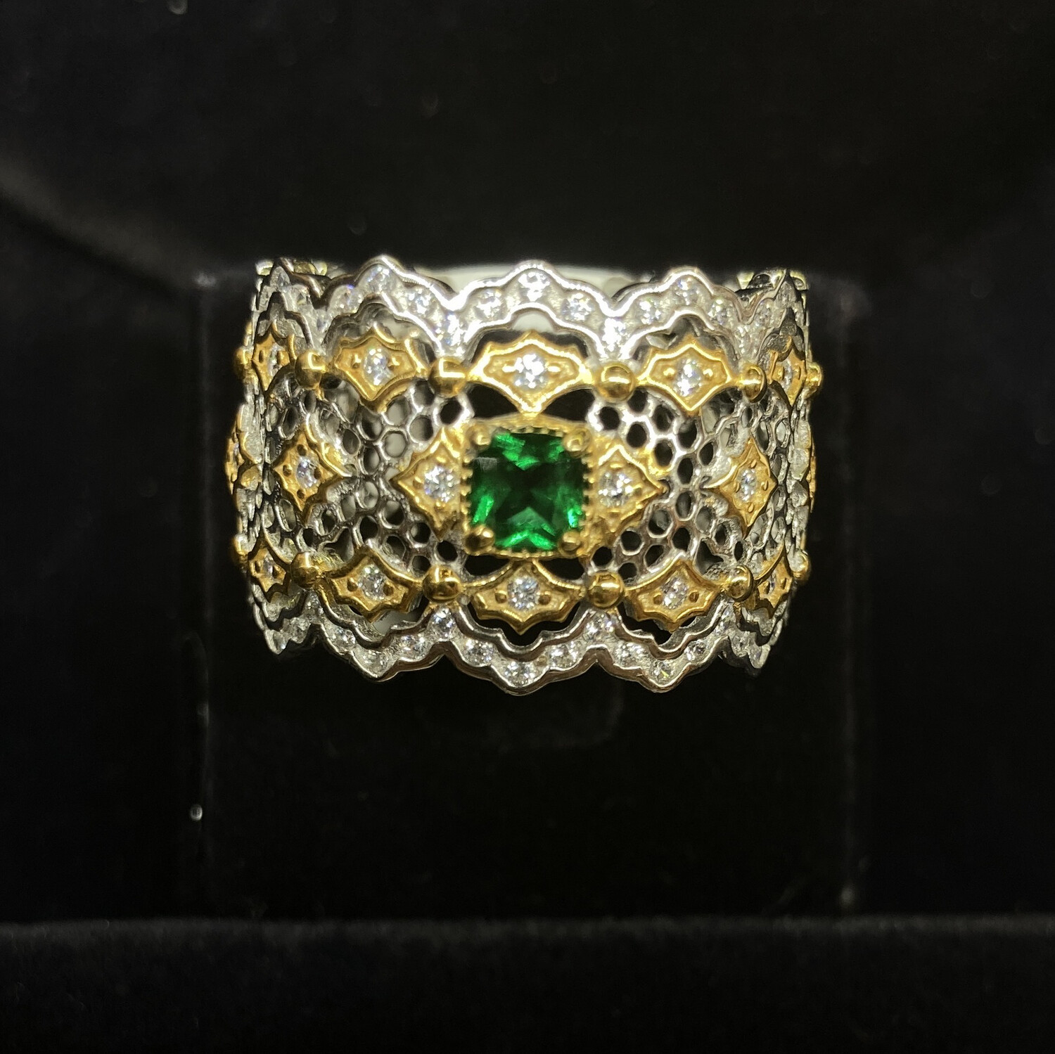 ANILLO PLATEADO Y DORADO CON PEDRERIA VERDE