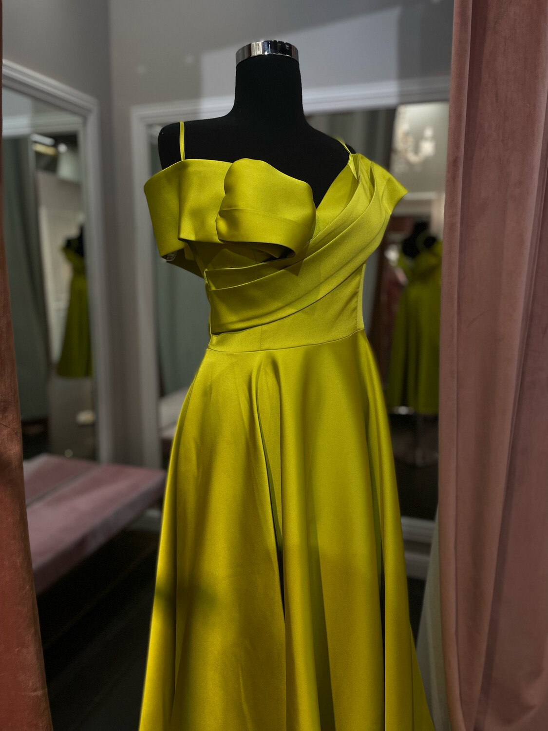 Vestido corto de color verde manzana de diversas tallas