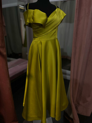 Vestido corto de color verde manzana de diversas tallas