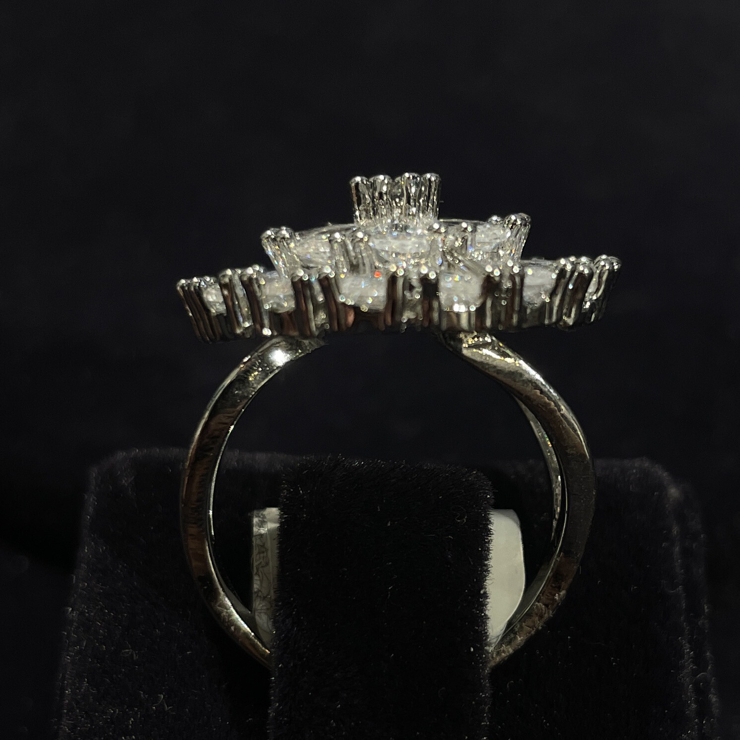 ANILLO PLATEADO CIRCULAR