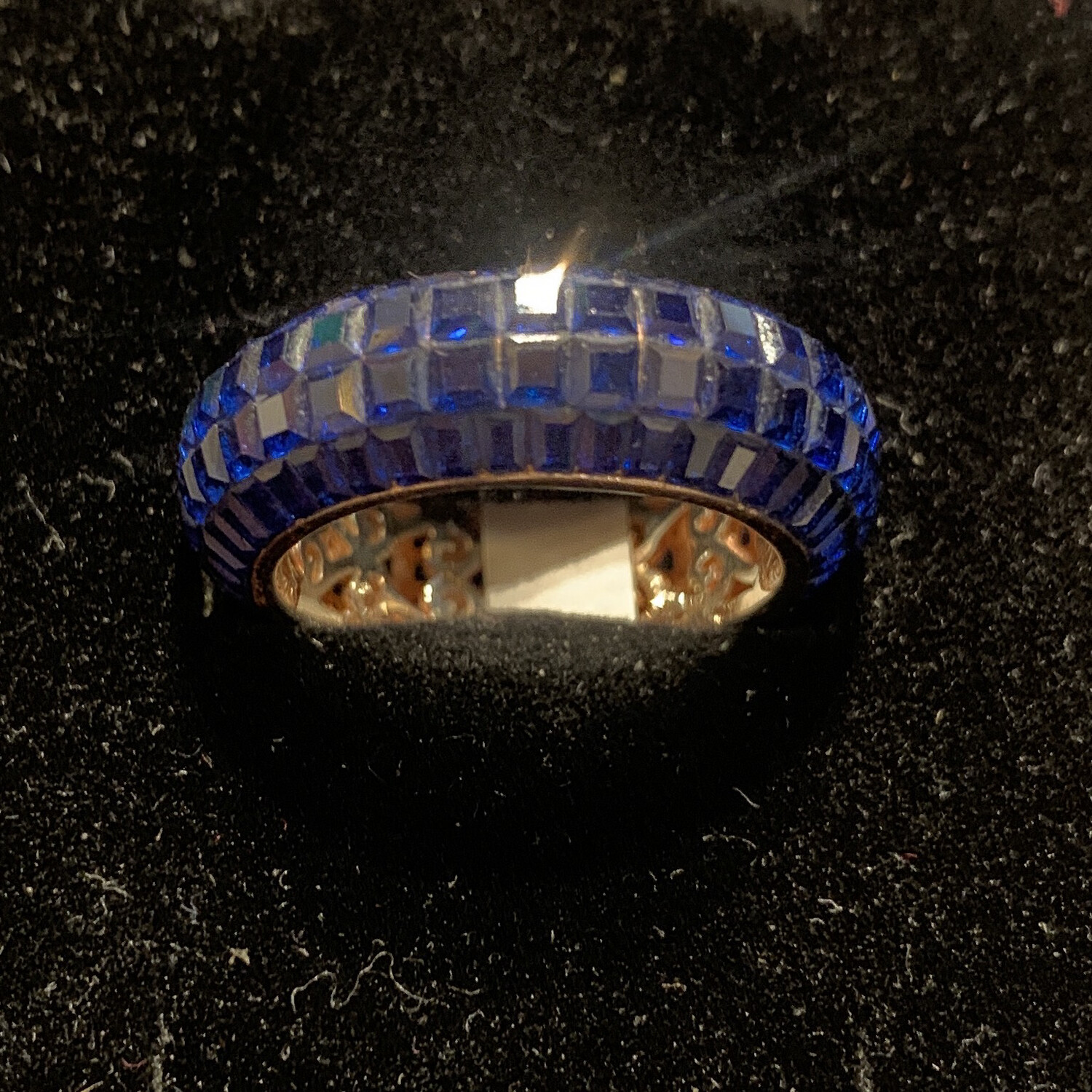 ANILLO DE PEDRERIA AZUL NAVY - FONDO DORADO