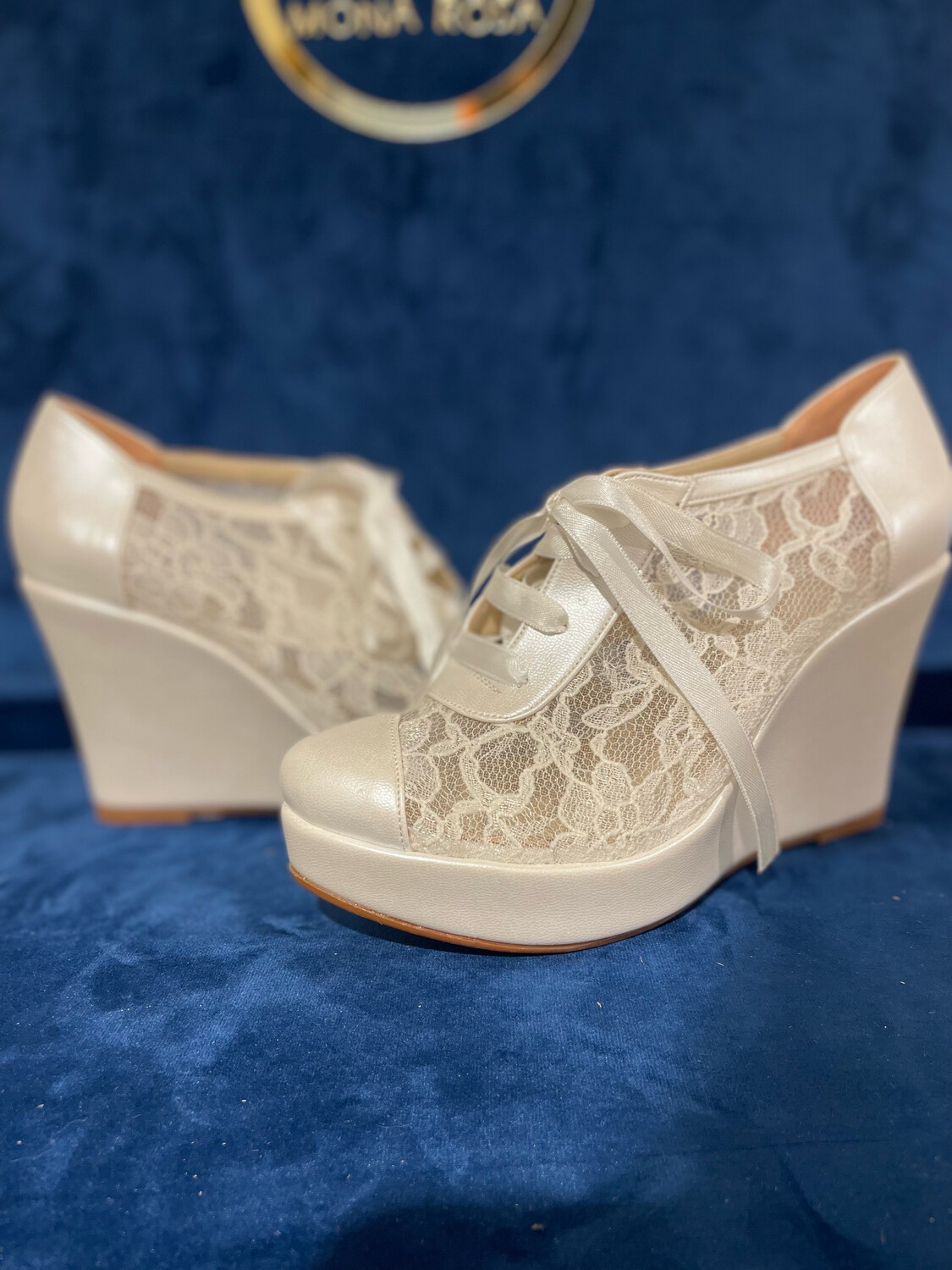 Zapatilla Alta Con Encaje